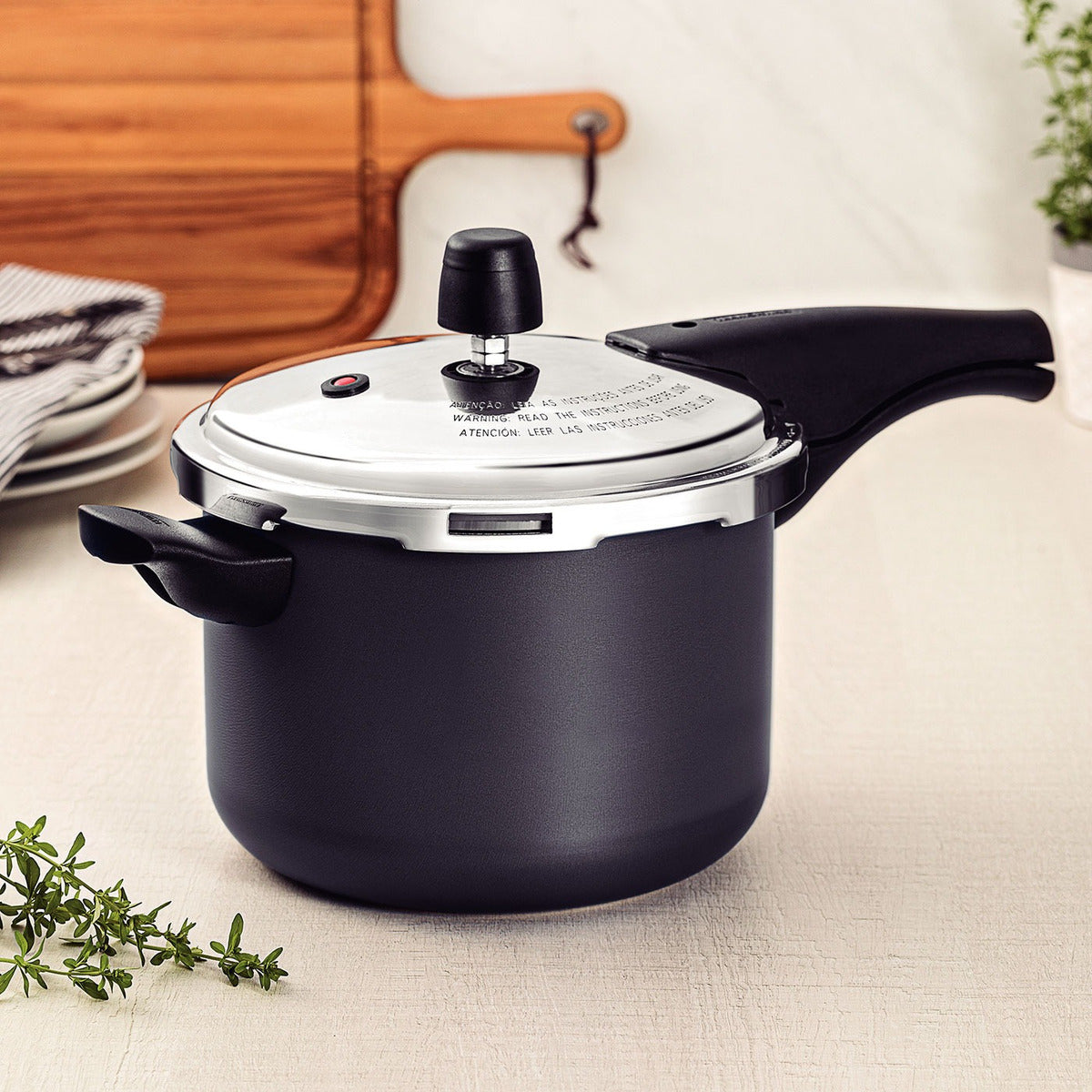 Panela De Pressão Tramontina Vancouver 4,5 Lts E Utensílios Cor Preto